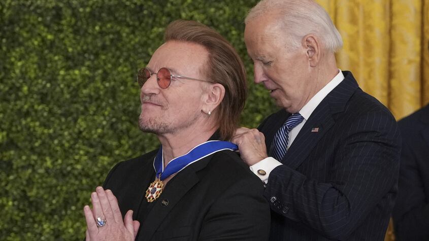 Bono recibe la Medalla de la Libertad de Joe Biden