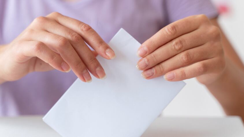 Elecciones (voto colocado en una urna).