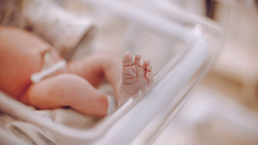 Terrible: 2 padres matan a un bebé recién nacido tirándolo por la ventana