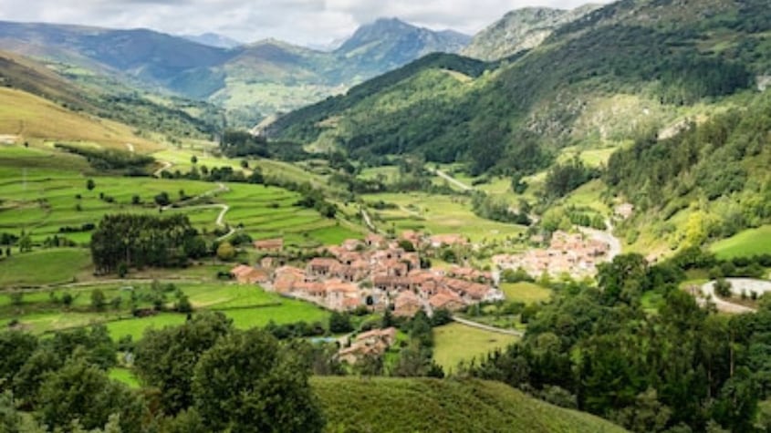Este es el hermoso pueblo con paisajes de cuento en España muy cerca de la costa