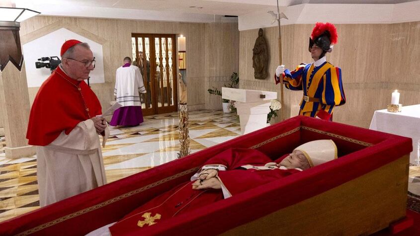 Qué significan los 4 símbolos ocultos en el ataúd del papa Francisco