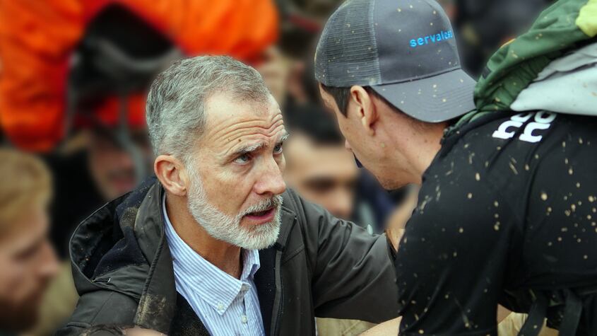Felipe VI de España y un damnificado de la DANA