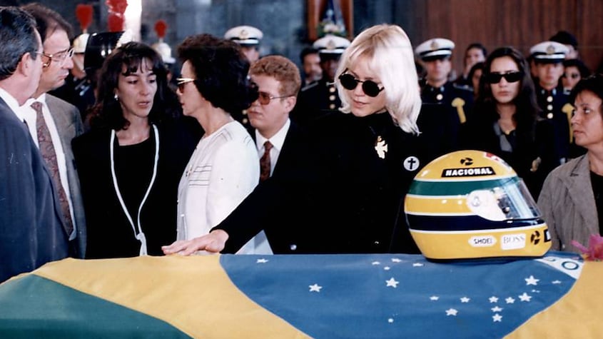 Xuxa frente a la lápida de Ayrton Senna