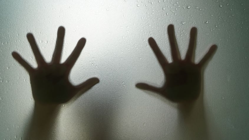 El significado de sentir que alguien te toca de la nada