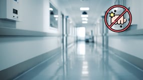Padre e hijo atacan a policías en un hospital mientras visitaban a un familiar apuñalado