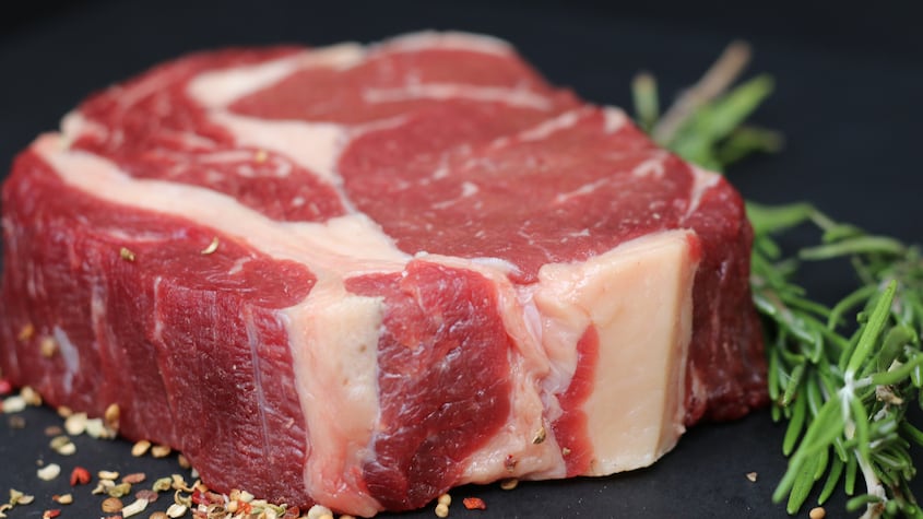 Este es el peor supermercado de España para comprar carne, según la OCU