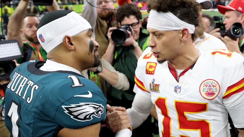 Jalen Hurts y Patrick Mahomes en el partido de la Super Bowl LIX