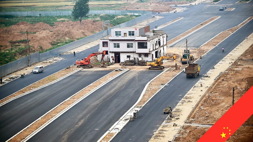 China: el fenómeno de las “casas clavo” que quedan en medio de autopistas