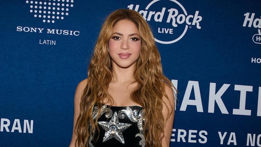 Shakira aparece en Coachella y anuncia gira mundial