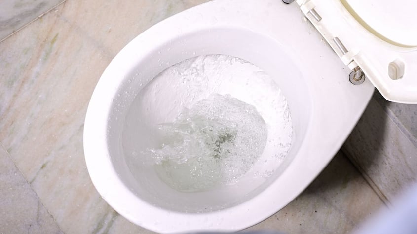 Nefrólogo revela qué significa hacer orina espumosa y por qué deberíamos prestarle atención