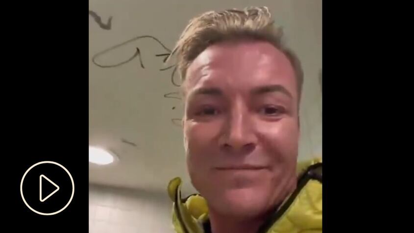 VIDEO: Político de Alemania se graba lamiendo retretes de un aseo público y se vuelve viral