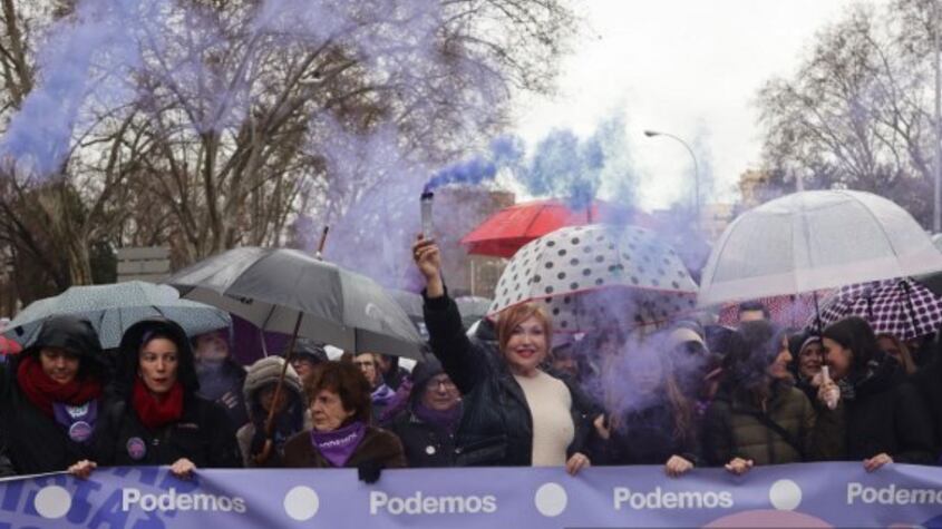 En medio de la lluvia, las mujeres se manifestaron en Madrid por el 8M 2025