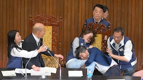 VIDEO: Caos en el Parlamento de Taiwán; diputado roba un proyecto de ley y sale corriendo
