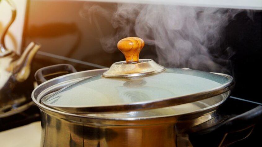 La ciencia confirma el truco para evitar que la olla hirviendo desborde