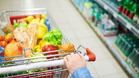 No prestas atención y picas: El truco de los supermercados para que compres más