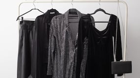 Qué significa que una persona use mucho ropa de color negra, según expertos en psicología