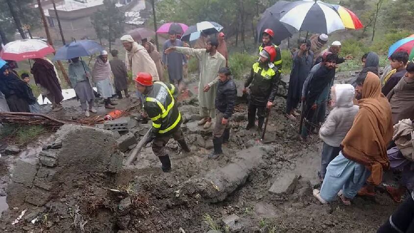 Socorristas y civiles retirando escombros de una casa que fue parcialmente dañada por un deslave. Este incidente fue provocado por una tormenta en Matta, un poblado del valle de Swat en Pakistán, el domingo 14 de abril de 2024.