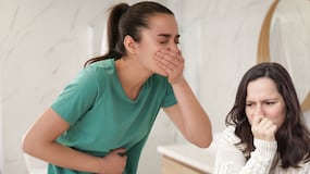 El significado de sentir olor a vómito de la nada