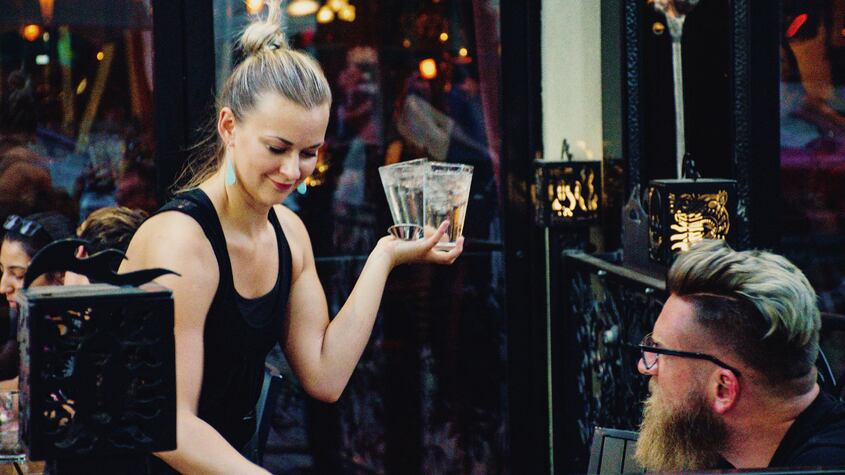 ¿Cómo se reparten las propinas los mozos?