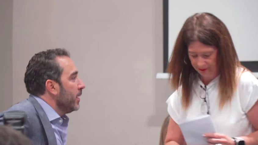 ¿Cuál es la relación entre Leire Díez y Víctor Aldama?