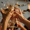 El significado de chocar las copas en el brindis