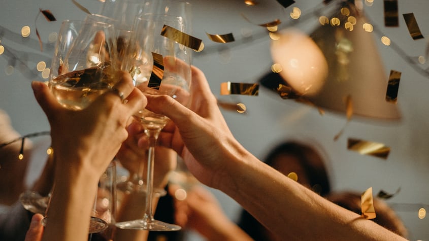 El significado de chocar las copas en el brindis