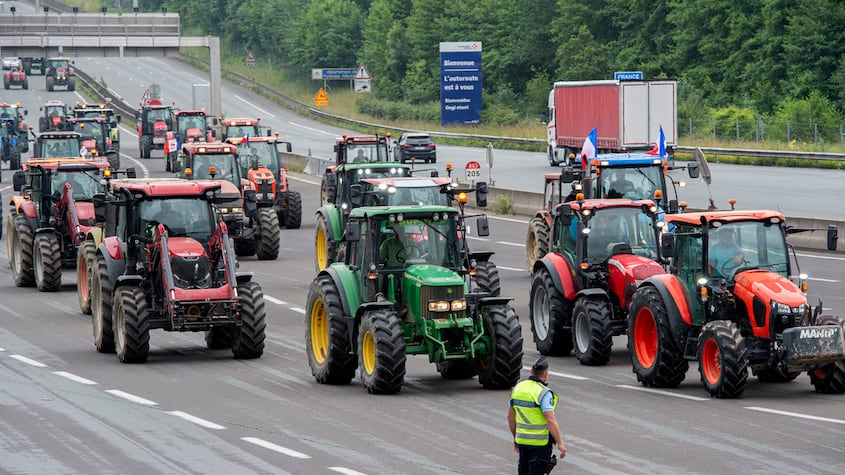 Agricultores españoles y franceses bloquean la frontera ante elecciones europeas