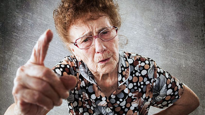 Abuela enojada.