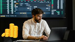 ¿Qué es el ‘carry trade’ y por qué está colapsando los mercados financieros?