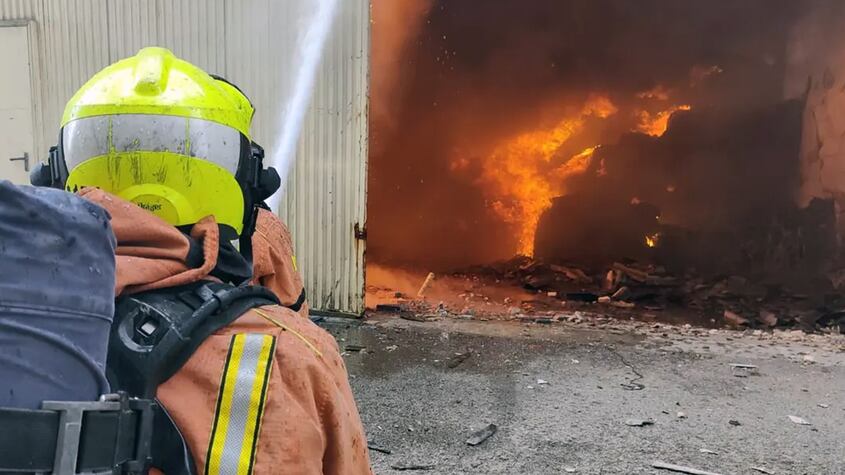 Incendio en empresa de gestión de residuos en Silla (Valencia)