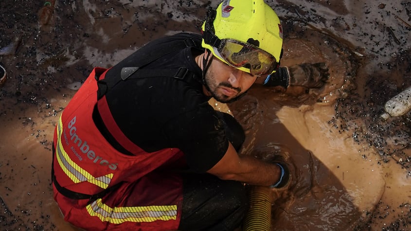 Bombero rescatista en el epicentro de la DANA en Valencia