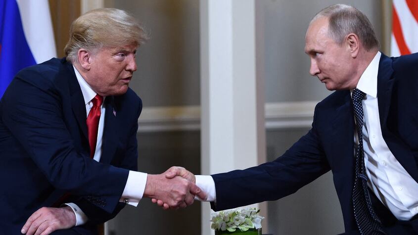 donald trump da la mano a vladimir putin