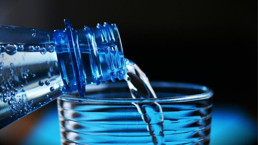 Así debes limpiar tu botella de agua y evitar que acumule microbios