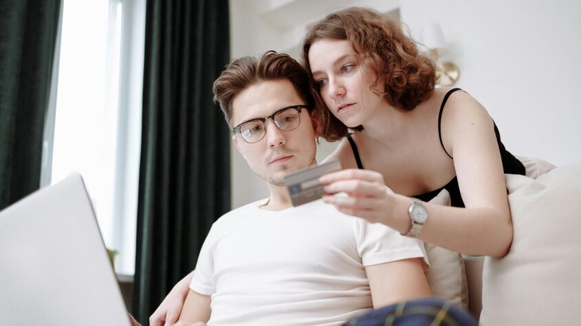 Expertos explican por qué no es conveniente pagar el supermercado con tarjeta de crédito