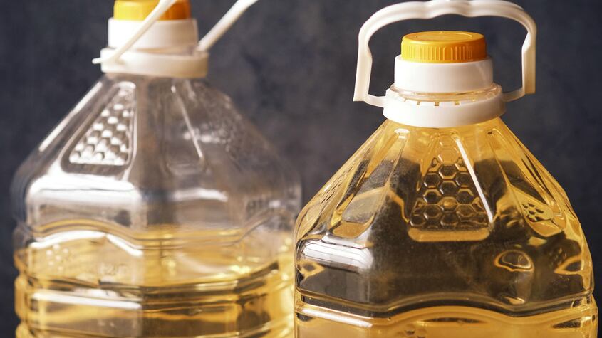 Botellas de aceite de cocina.