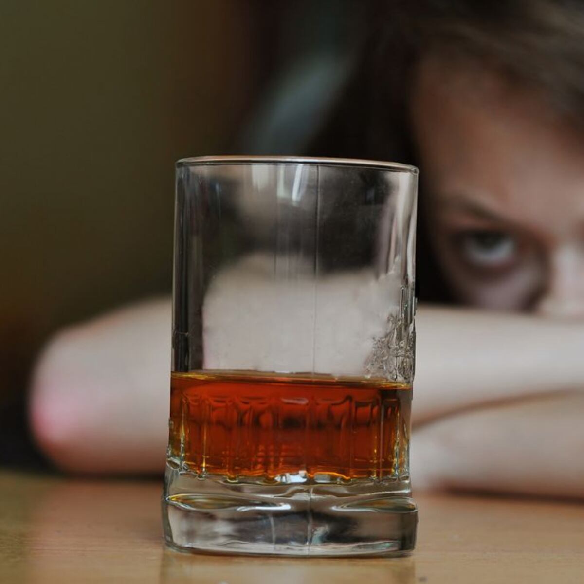 El significado de sentir olor a alcohol de la nada