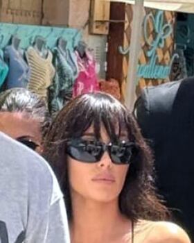 Bianca Censori deja atrás lo atrevido y luce sobrio pantalón capri en salida con los hijos de Kanye West