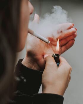 ¿Qué significa espiritualmente que te llegue un olor a cigarro de repente?