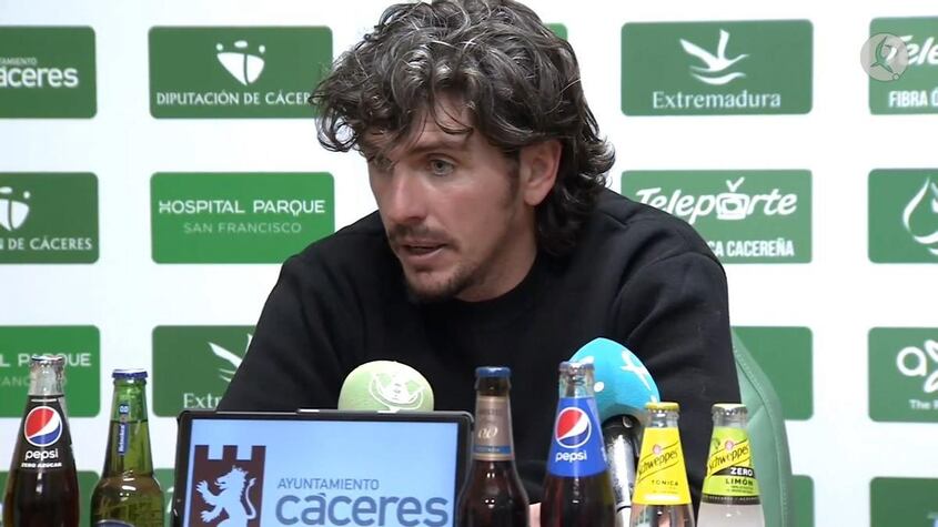¿Quién es Javi Poves, el entrenador más controversial de la Segunda División?