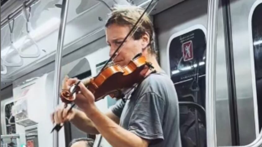 Conoce a este artista callejero que se gana la vida tocando canciones de Vivaldi