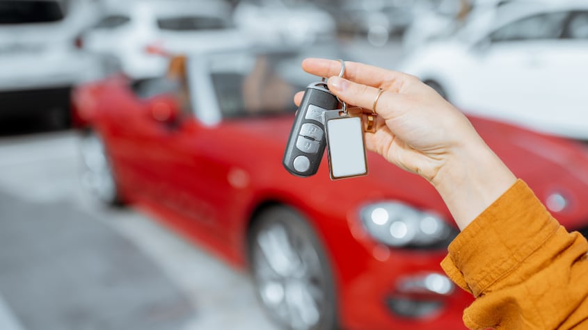 Todo lo que hay que revisar antes de comprar un coche de segunda mano, según la DGT