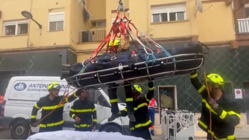 El inédito traslado de un hombre de 300 kilos de su casa al hospital en Cádiz