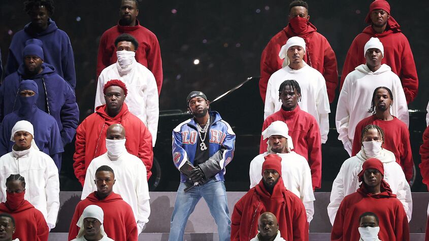 Kendrick Lamar actuando en el medio tiempo de la Super Bowl LIX