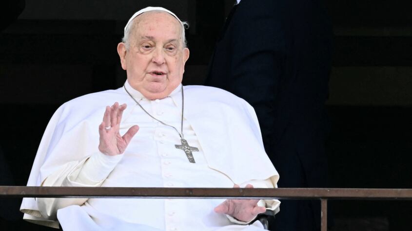 Reaparece el papa Francisco ante miles de fieles en la Plaza de San Pedro