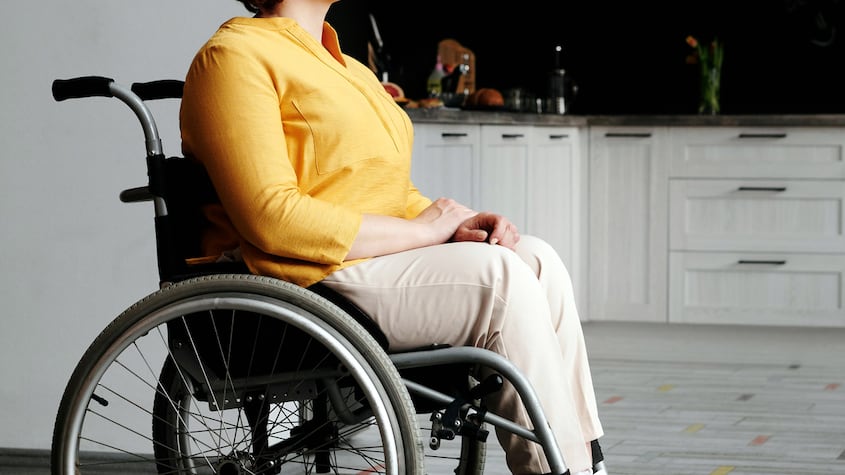 Mujer en silla de ruedas