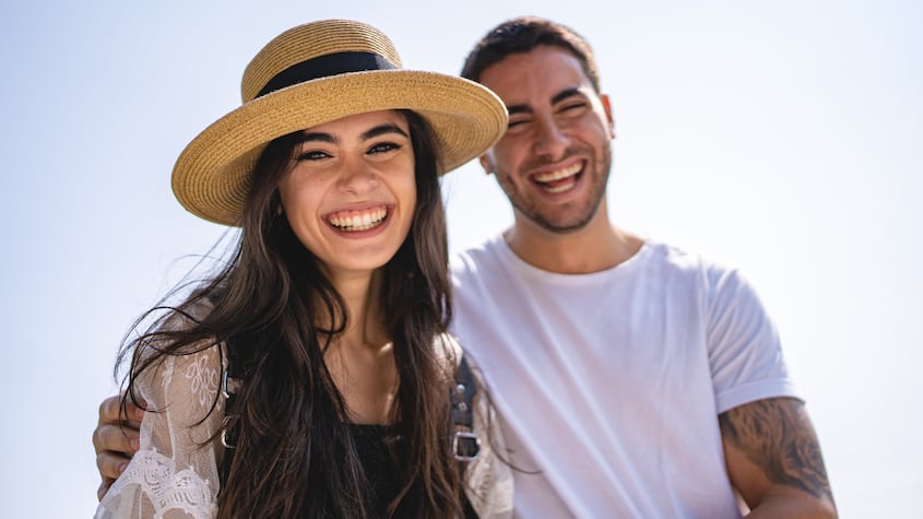 Estos son los cinco mejores lugares para encontrar pareja, según un experto en relaciones