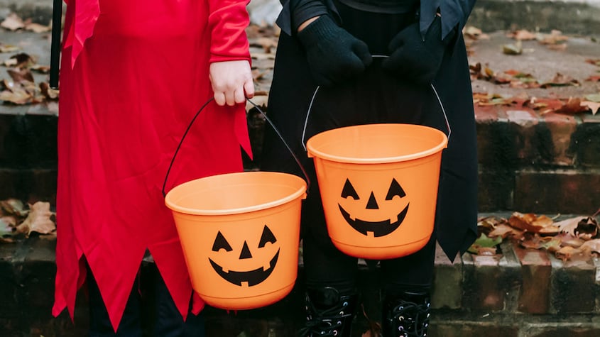 Niños pidiendo dulces en Halloween