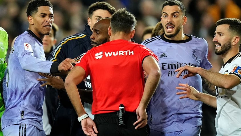 Jugadores del Real Madrid reclamando a Jesús Gil Manzano en 2024