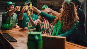 Día de San Patricio 2025: toma nota de los bares de Barcelona donde puedes celebrar