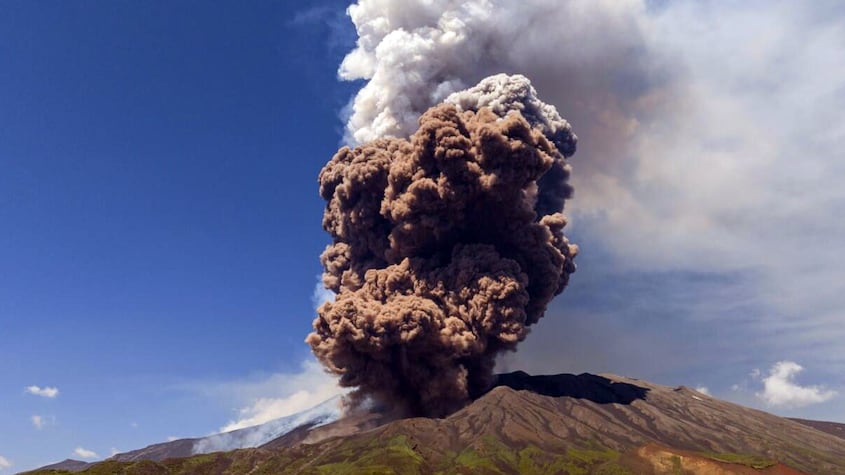 Volcán Etna entrando en erupción.
